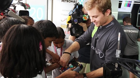 2013年F1第16戦 インド、ロズベルグが現地少年少女と