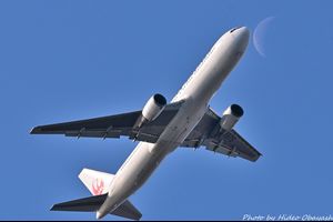 No.4059 日本航空Boeing 767-300が城南島上空を急角度で上昇中、そして横浜港のゆりかもめ