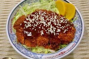 夏バテ防止に「梅味噌カツ丼」