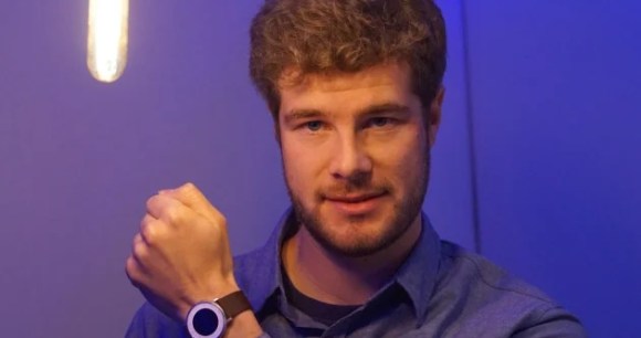 Eric Migicovsky avec la Pebble Time Round