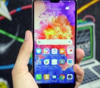 Huawei P20 debout