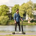 E-tron Scooter : Audi dévoile son engin mi-skate mi-trottinette