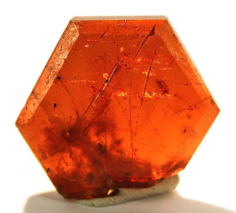 Un cristal de bastnäsite-cérium. Crédit : Robert M. Lavinsky // Wikimedia Commons