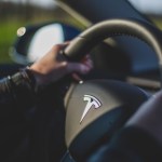 Tesla baisse le prix de ses voitures électriques pour se relancer face à la crise du Covid-19