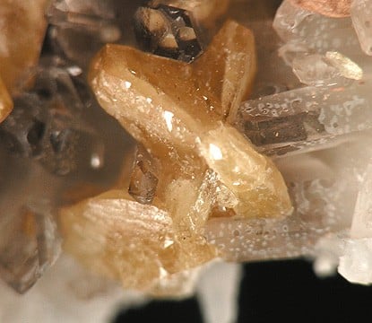 Un cristal de monazite-cérium (orange) dans du quartz (blanc). Crédit : Robert M. Lavinsky // Wikimedia Commons