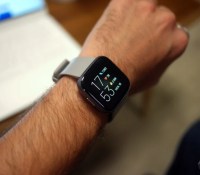 La Fitbit Versa 2 // Source : Frandroid