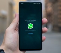 WhatsApp sur smartphone // Source : Unsplash / Mika Baumeister