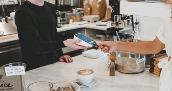 La hausse du plafond à 50 euros ne sera pas automatique pour tout le monde // Source : Unsplash - Clay Banks