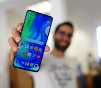 Le Xiaomi Poco F2 Pro vu de devant // Source : Frandroid