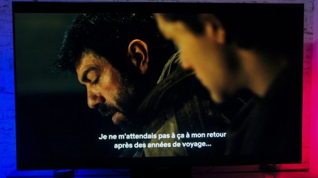 Les fuites de lumières sont à peine perceptibles dans les sous-titres.