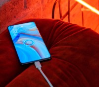 L'Oppo Reno 4 Proest fournit avec un chargeur de 65 watts permettant de récupérer 80 % de batterie en 20 minutes environ. // Source : Oppo