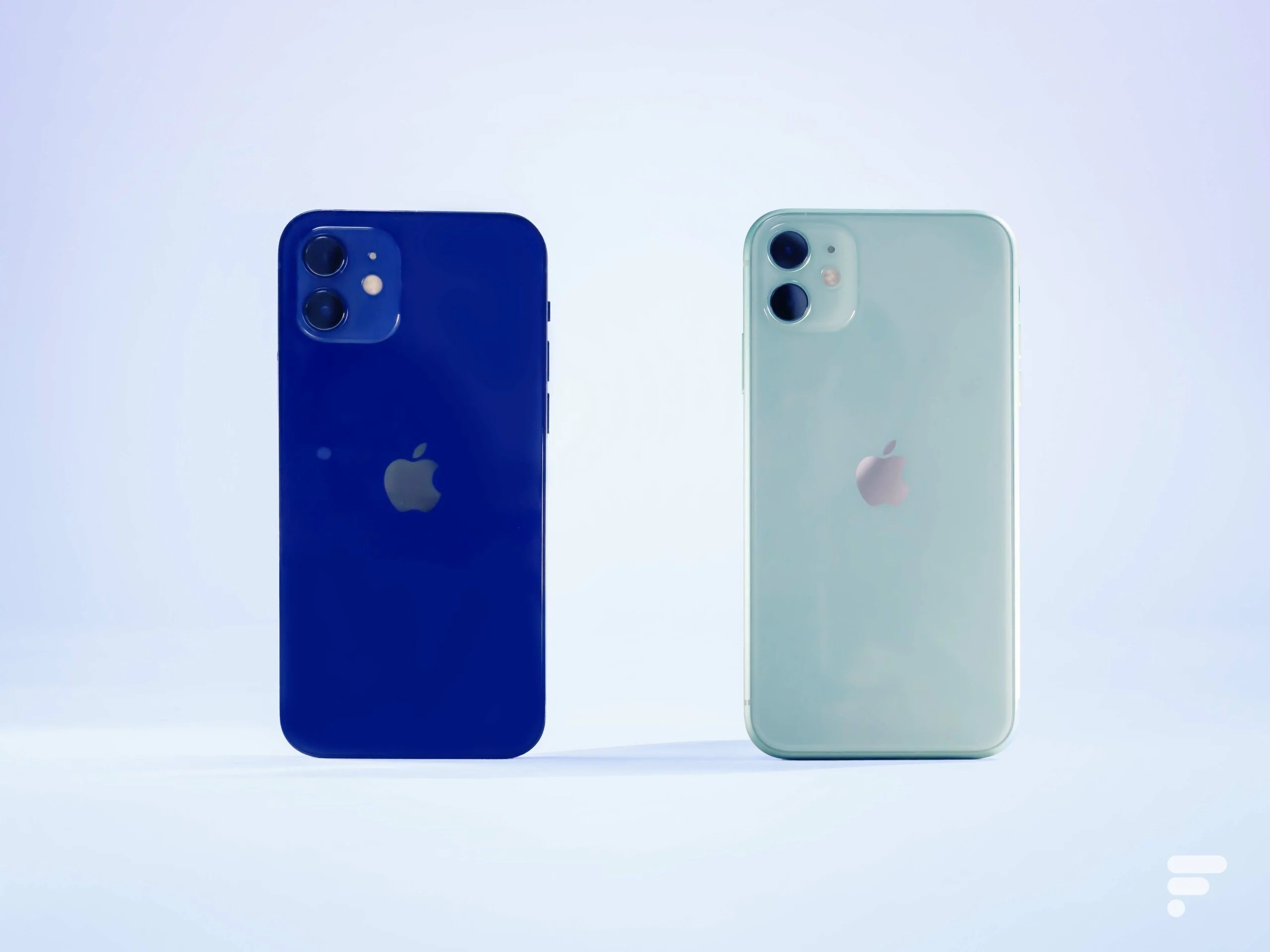 L'iPhone 12 et l'iPhone 11 d'Apple // Source : Frandroid / Arnaud Gelineau