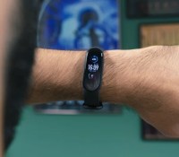 Le Xiaomi Mi Smart Band 5 autour du poignet // Source : Arnaud Gelineau - Frandroid