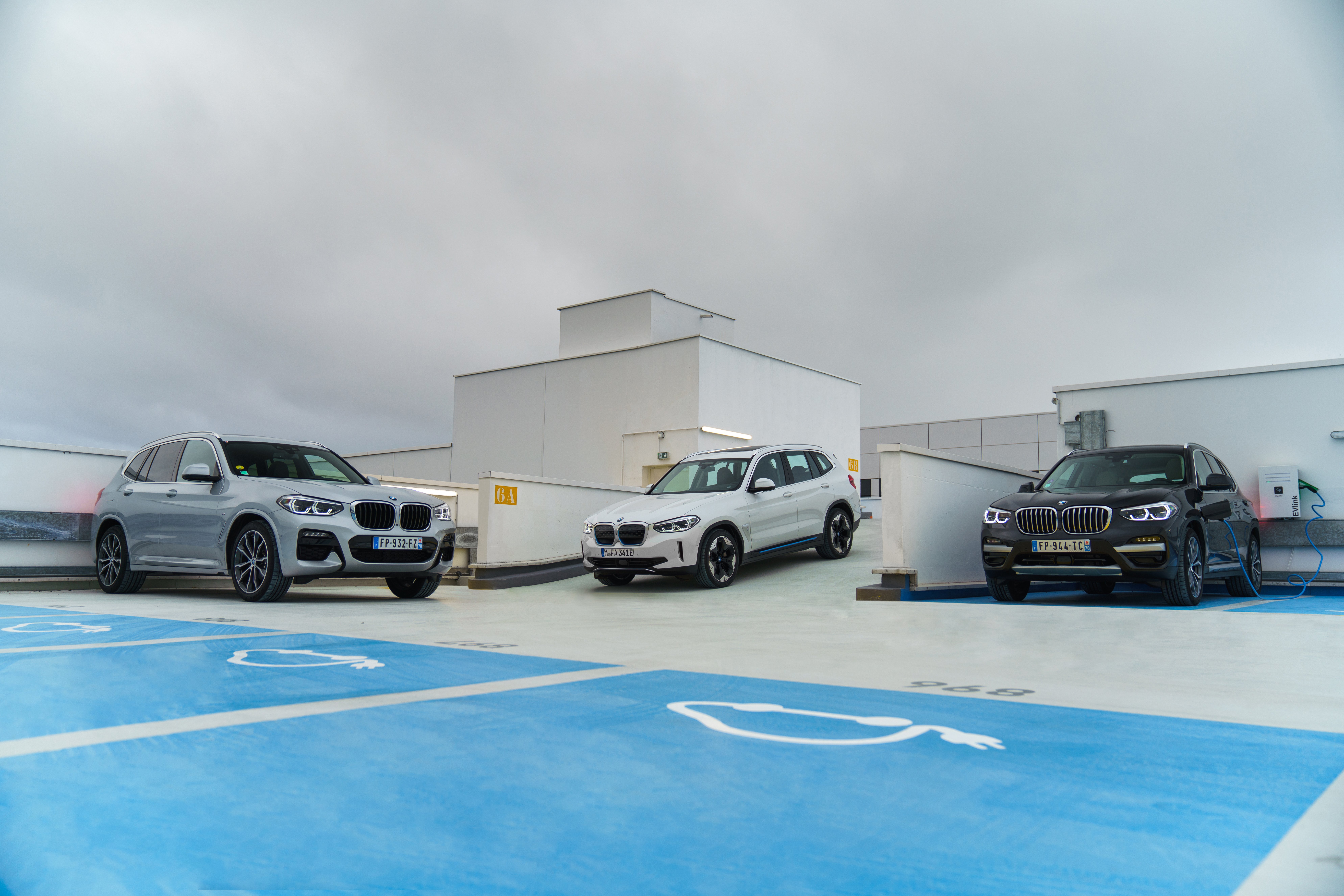 De droite à gauche, le BMW iX3, le X3 hybride rechargeable et le X3 diesel // Source : BMW France