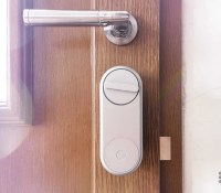 La Yale Linus Smart Lock et le détecteur d'ouverture sur sa droite // Source : Frandroid