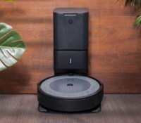 L'aspirateur robot iRobot Roomba i3+ et sa Clean Base // Source : FRANDROID / Anthony WONNER