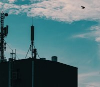 Des antennes installées sur le toit d'un immeuble polonais, pour illustration // Source : Jakub Pabis - Unsplash