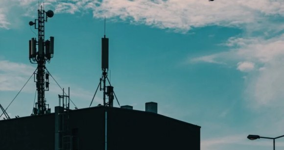 Des antennes installées sur le toit d'un immeuble polonais, pour illustration // Source : Jakub Pabis - Unsplash