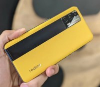 Le Realme GT jaune avec son dos en cuir végétal // Source : Frandroid