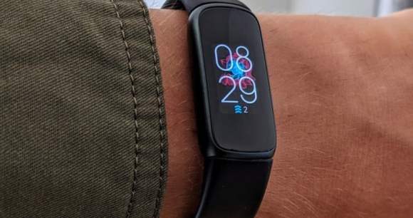 Le Fitbit Luxe et son cadran "Aura" // Source : Maxime Grosjean pour Frandroid 