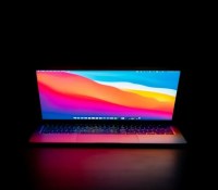 Ouverture d'un MacBook // Source : Guillaume Coupy - Unsplash