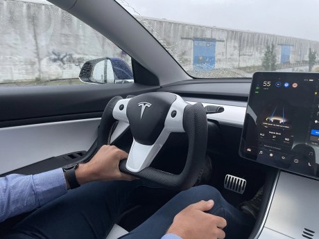 Une position naturelle pour l'Autopilot avec le Yoke // Source : Bob Jouy pour Frandroid