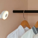 La Xiaomi Motion Activated Night Light 2 pour éclairer un placard // Source : Mi.com.