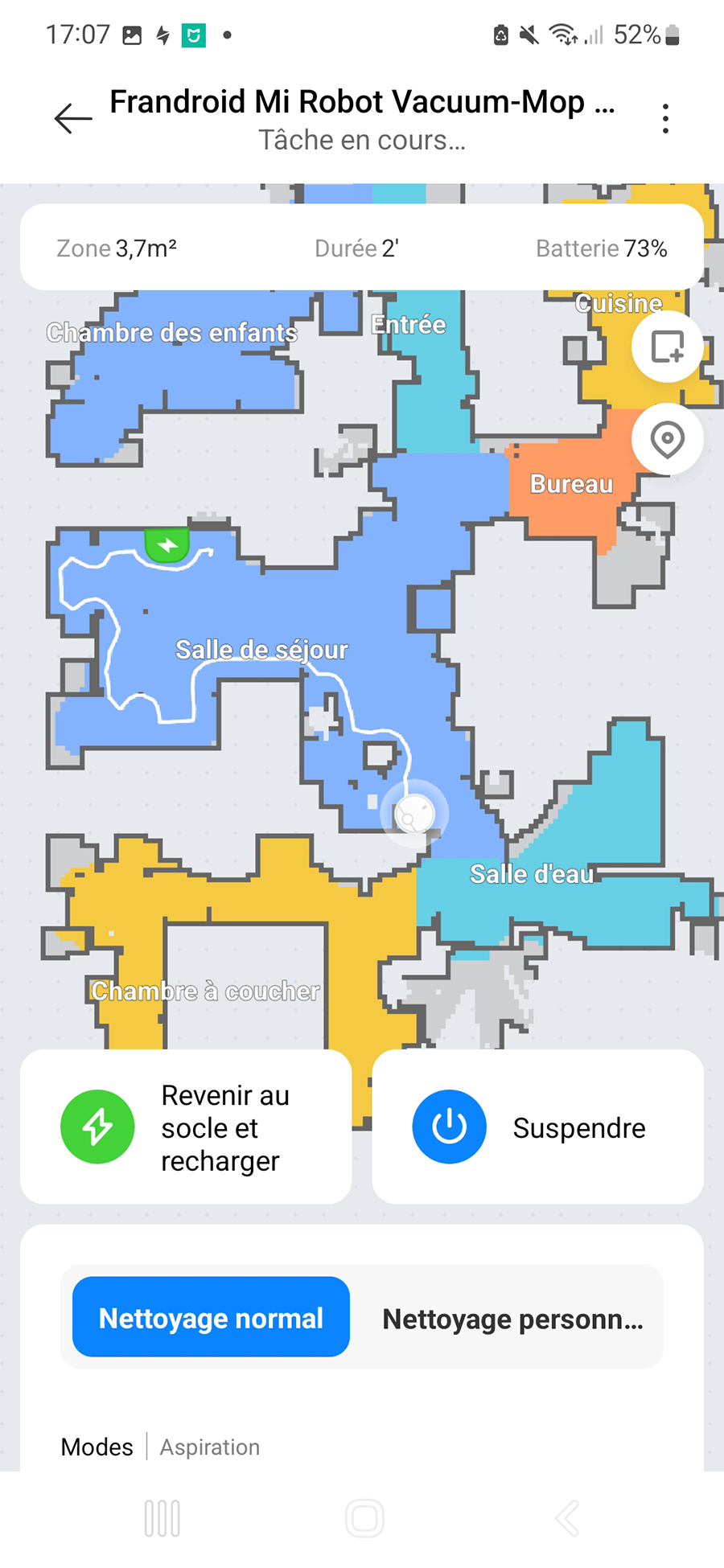 Chaque nettoyage d’une pièce commence par un passage par les bords, murs, comme meubles // Source : Yazid Amer - Frandroid