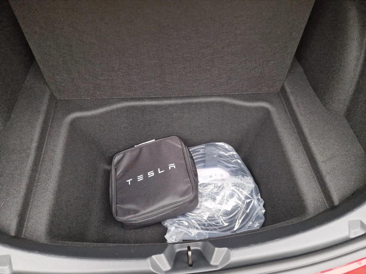 Les câbles inclus dans une Tesla Model 3