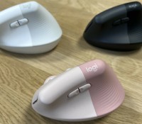 La souris Logi Ergo Lift existe en rose, blanc cassé et graphite // Source : FRANDROID - Melinda DAVAN-SOULAS