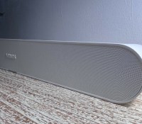 La Sonos Ray a la même grille avant que la Sonos Beam Gen 2 // Source : FRANDROID - Melinda DAVAN-SOULAS