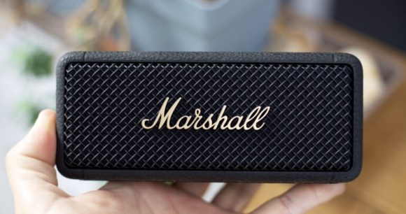 À l'image de l'enceinte Emberton 2, les produits grand public de Marshall s'inspirait déjà des amplificateurs de la marque britannique historique. // Source : Frandroid