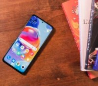 Le Xiaomi Redmi Note 11 Pro Plus 5G posé sur une table // Source : Anthony Wonner - Frandroid