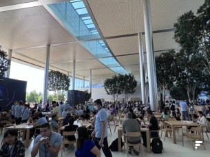 La très large cantine de l'Apple Park // Source : FRANDROID - Melinda DAVAN-SOULAS