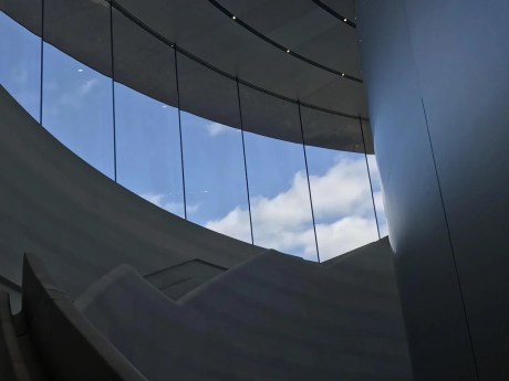 L'escalier en marbre du Steve Jobs Theater // Source : Melinda DAVAN-SOULAS