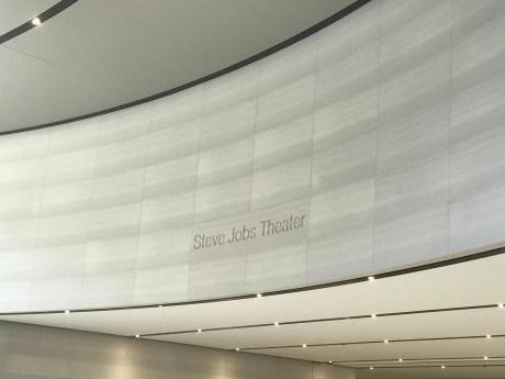 L'accès à l'auditorium du Steve Jobs Theater // Source : Melinda DAVAN-SOULAS