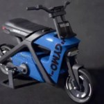 Cette moto électrique se transforme en vélo d’appartement pour faire du sport