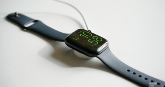 La recharge de l'Apple Watch Series 8 // Source : Chloé Pertuis pour Frandroid