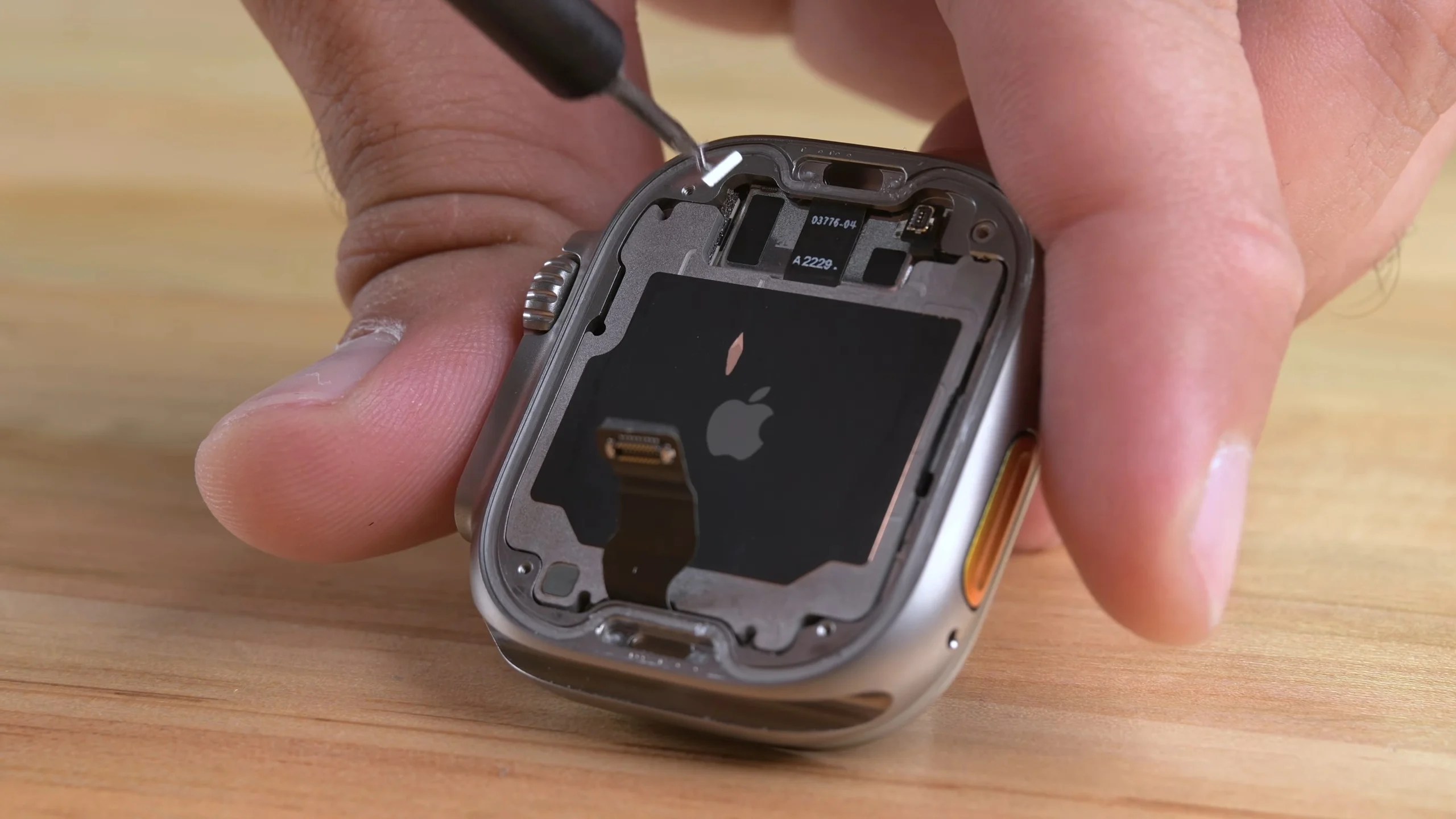 Démontage de l'Apple Watch Ultra par iFixit. // Source : iFixit