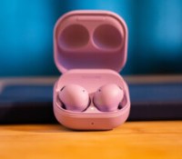 Les Samsung Galaxy Buds 2 Pro en charge dans leur boîtier // Source : Geoffroy Husson pour Frandroid