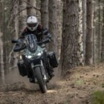 Entre tout-terrain et longs voyages, cette moto électrique va ravir les baroudeurs