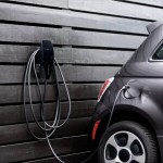 Faut-il laisser branchée sa voiture électrique quand on ne s’en sert pas ? Les experts répondent