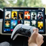 Ne pleurez pas Steam : 75 jeux arrivent sur votre Tesla grâce à YouTube, voici comment en profiter