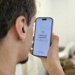 On a essayé iOS 17 bêta : je tiens mon iPhone beaucoup trop près des yeux