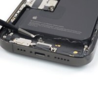 Les bandes adhésives étirables qui bloquent la batterie sur l'iPhone 14 Pro // Source : iFixit