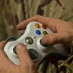 Un militaire avec une manette de Xbox 360 // Source : Airman Magazine