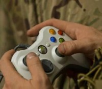 Un militaire avec une manette de Xbox 360 // Source : Airman Magazine