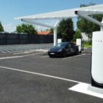 On compare le temps de recharge des Tesla Model Y, Renault Scenic et Peugeot e-3008 électriques sur longs trajets