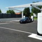 Tesla promet de corriger l’embarrassant problème de ses nouveaux Superchargeurs V4