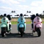 Ce petit scooter électrique tout mignon gagne en puissance mais reste toujours aussi abordable